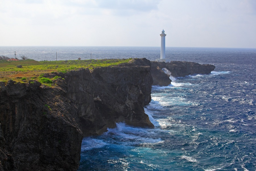 沖縄本島最西端の残波岬は、東シナ海に面した岬